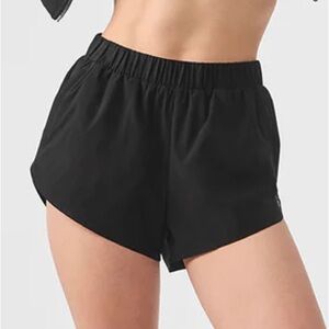 NWT Alo Yoga Playmaker Dolphin Short in black
